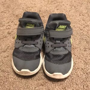 Nike gray and yellow toddler boys 8